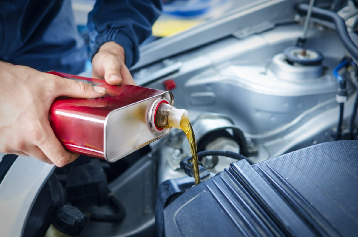 Los Mecánicos Diesel/Gasolina mantienen en marcha la maquinaria, asegurando su óptimo rendimiento.